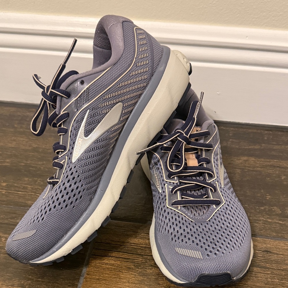 Women’s Brooks Ghost 12 Running Sneakers Sz 7 Wide Fit